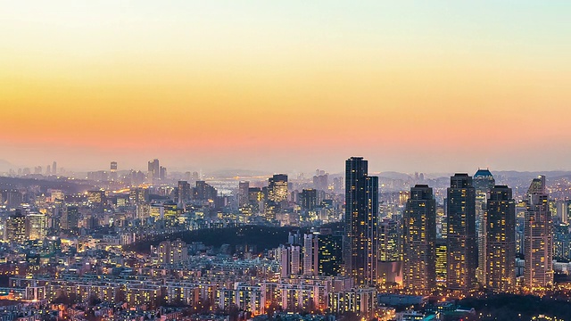 韩国首尔塔宫(Super Tall and Mixed-use Apartments in Seoul)和Reisential区(Reisential district)的WS T/L夜景视频素材