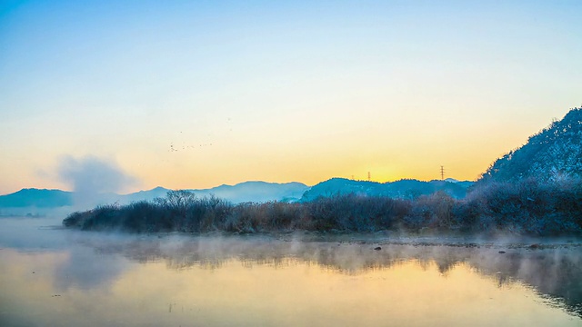 MS T/L拍摄于韩国江原道春川冬季的苍阳河日出场景视频素材