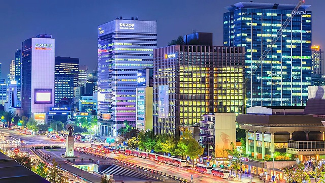 韩国首尔世宗路(贯穿首尔市区中no区的街道)的夜景和交通动态WS /L View of Sejongno / Seoul视频素材