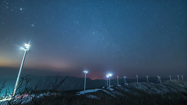 WS ZI T/L韩国江原道弘城大矶山风力发电厂夜景视频素材