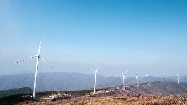 WS ZI T/L韩国江原道弘城大棘山风力涡轮机旋转的景象视频素材