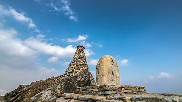 MS ZI T/L韩白山云景与纪念碑和石塔合影/江原道正城，韩国视频素材