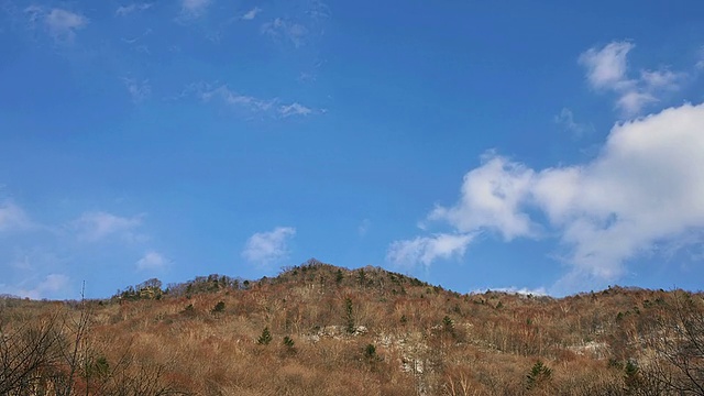 WS ZI T/L韩国京畿道加平华山的蓝天云景视频素材