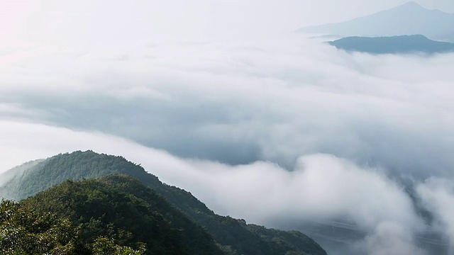 WS ZI T/L韩国京畿道南洋州Yebongsan山的巨大云海视频素材