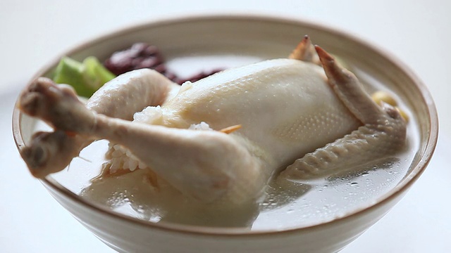 CU Shot of Samgyetang(韩国传统人参鸡汤)/首尔，韩国视频素材