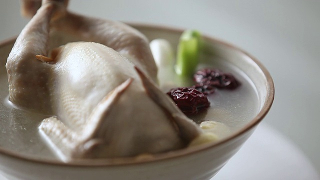 CU Shot of Samgyetang(韩国传统人参鸡汤)/首尔，韩国视频素材