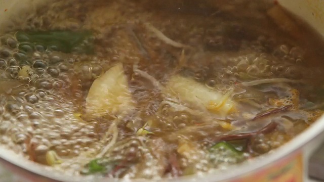 ECU Shot of Boiling yukgajang(韩国传统食物——辣炖肉)/首尔，韩国视频素材