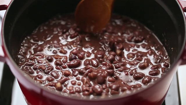 CU Shot of boiled Red Bean Soup(年糕红豆汤)/首尔，韩国视频素材