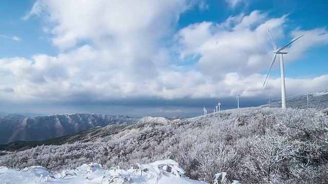 WS ZI T/L韩国江原道弘城大矶山风力发电厂的雪景视频素材