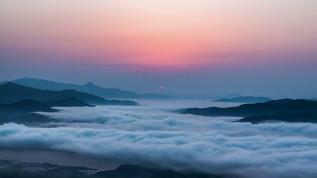 WS ZI T/L韩国京畿道，叶峰山云海/南阳州的日出景色视频素材