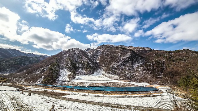 韩国江原道的正城/正城的山和云景观WS T/L视图视频素材