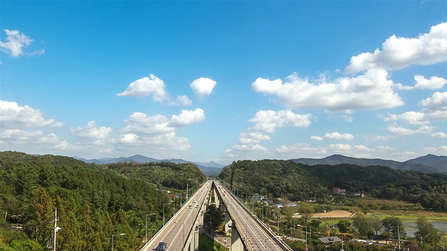 WS T/L View of Traffic moving and Cloudscape at Bongandaegyo Bridge / yanggyeong，京畿道，韩国视频素材