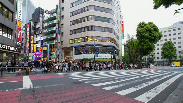 行走在街道上的行人/池袋，日本东京视频素材