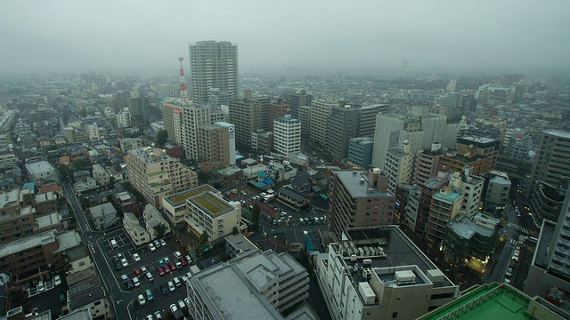 WS T/L HA在城市/ Nerima，日本东京的天空上的雾视频素材