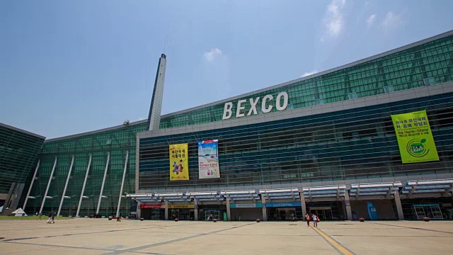 拍摄Bexco(釜山会展中心)建筑和人视频素材