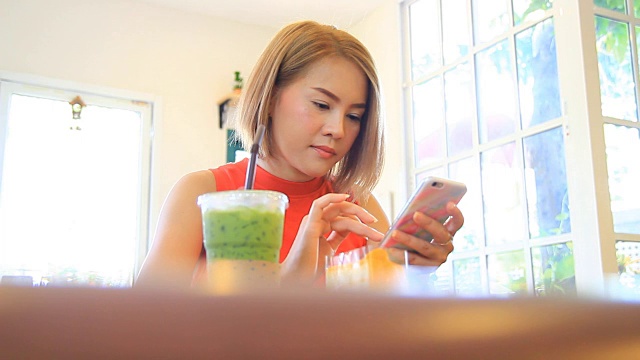 在餐馆里用手机的女人。视频素材