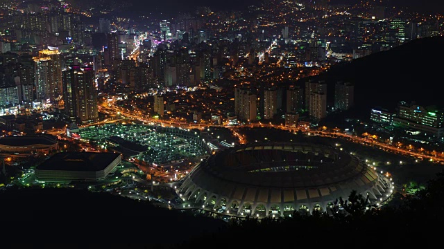 釜山亚运会主体育场附近的建筑和交通夜景视频素材