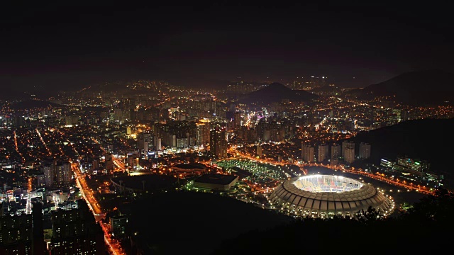 釜山亚运会主体育场附近建筑和交通的夜景视频素材