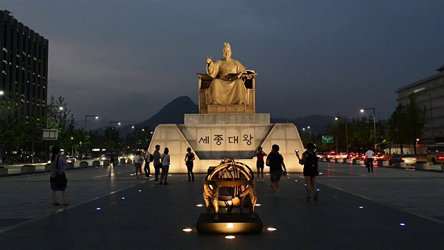 光华门广场上的世宗大王(15世纪韩国君主，韩语的创造者)雕像的夜景视频素材