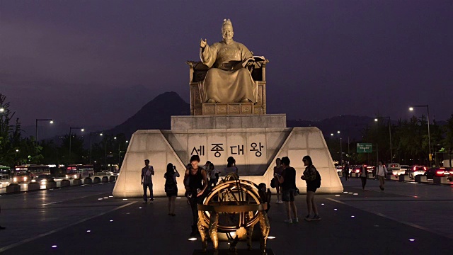 光华门广场上的世宗大王(15世纪韩国君主，韩语的创造者)雕像的夜景视频素材