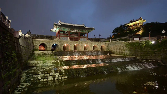 水原华城城堡花红门夜景(联合国教科文组织遗产)视频素材