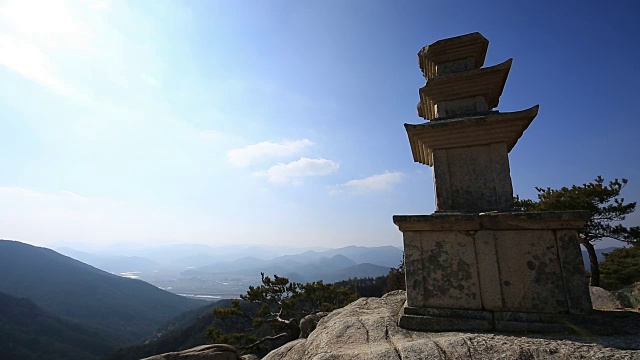 庆州南山的三层石塔视频素材