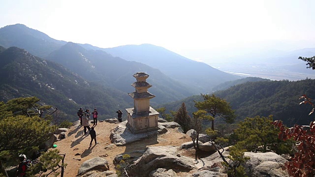 庆州南山的三层石塔视频素材