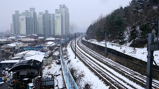 雪落在铁轨上视频素材