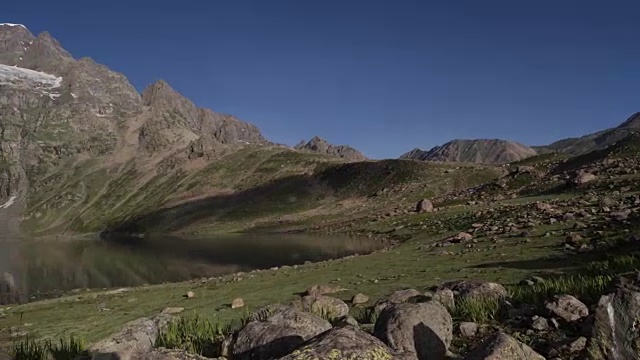 这是在黎明时分从哈拉穆克山脚下拍摄的360度慢速平移镜头，在克什米尔喜马拉雅山脉的伦德科尔湖的山脚下也可以看到视频素材