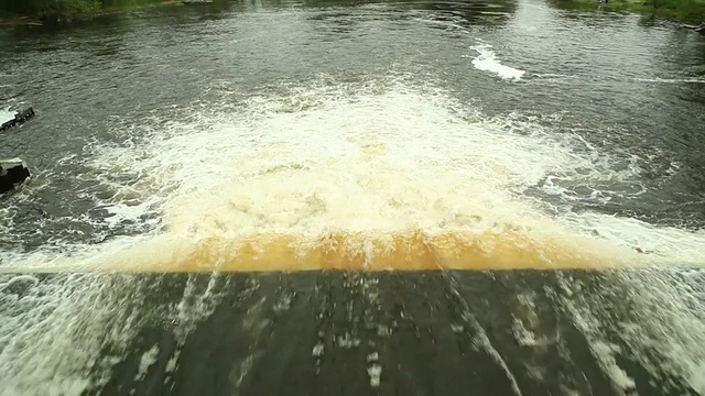 水流过大坝溢洪道视频素材