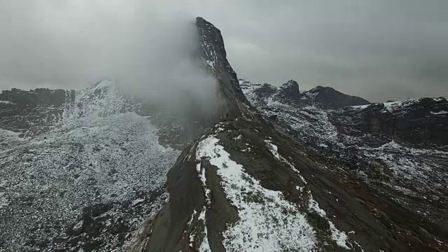 无人机视频。深秋西伯利亚山区的摄影师。视频素材