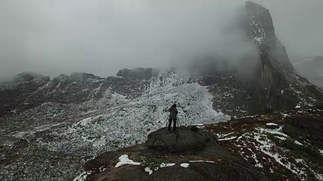 无人机视频。深秋西伯利亚山区的摄影师。视频素材