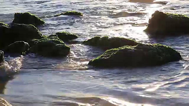 海浪拍打着丘阿姆海滩视频素材