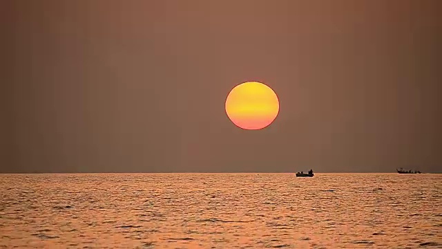 在热带日落海滩上的小船视频下载