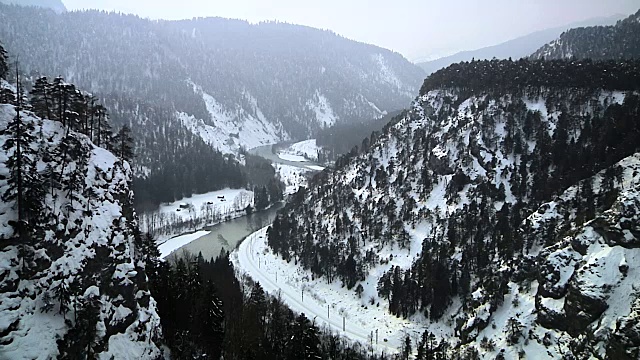 火车穿过莱茵河峡谷视频素材