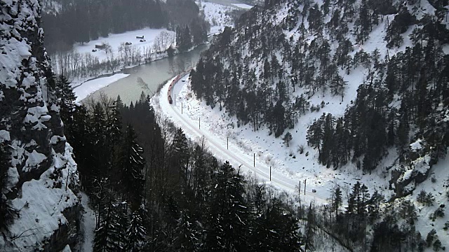 火车穿过莱茵河峡谷视频素材