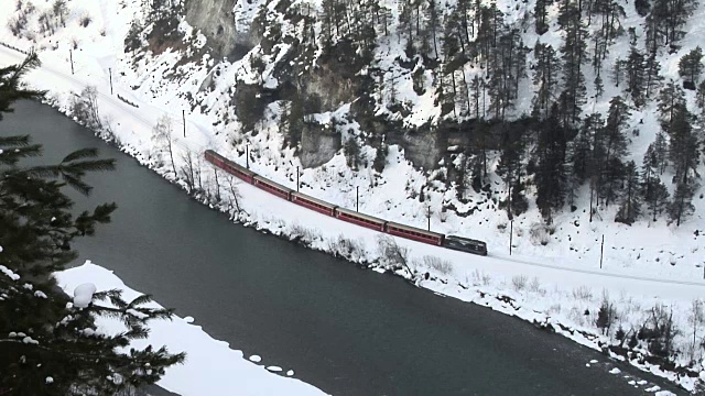 火车穿过莱茵河峡谷视频素材