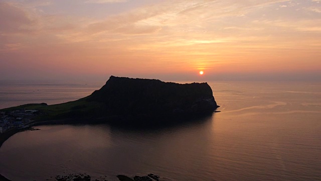 城山一澈峰周围的日出(联合国教科文组织世界遗产)视频素材