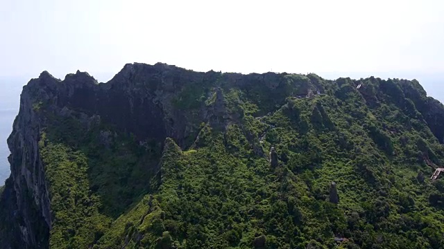 Seongsan Ilchulbong凝灰岩锥鸟瞰图视频素材