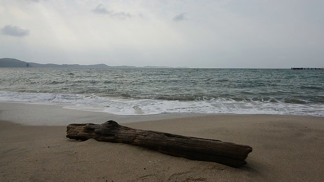 热带海滩的木材和海浪视频下载