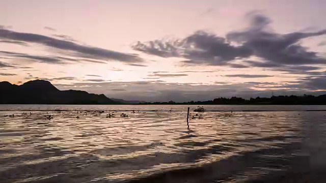 美丽日落的时间流逝，阳光的时间流逝通过云倾斜到当地的河流在泰国视频素材