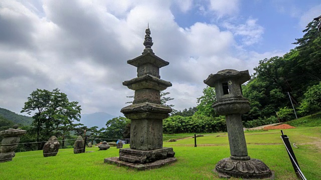 三层石塔和石灯(韩国国宝10号和韩国国宝12号)视频素材