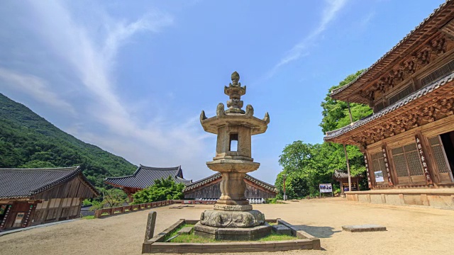 槐树寺的石灯(韩国国宝12号)视频素材