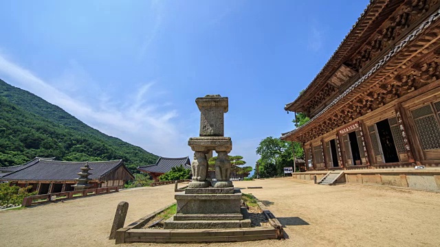 槐树寺的石灯(韩国国宝12号)视频素材