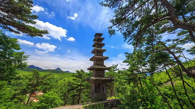 云玉寺的大地岩和双色chamun七层塔视频素材