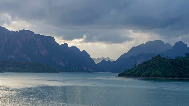 山湖时光流逝与山在背景和云之上。视频素材