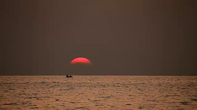 在热带日落海滩上的小船视频下载