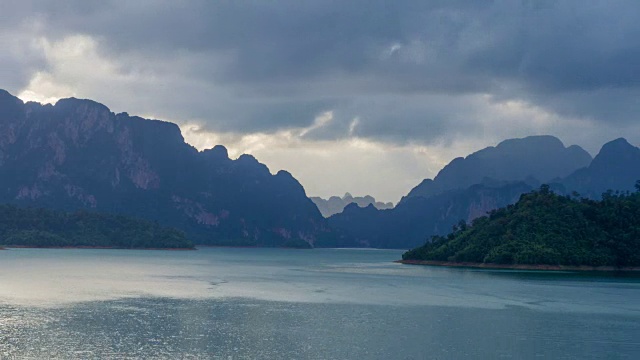 山湖时光流逝与山在背景和云之上。视频素材