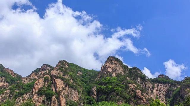 雪山山奇特的岩层和悬崖视频素材