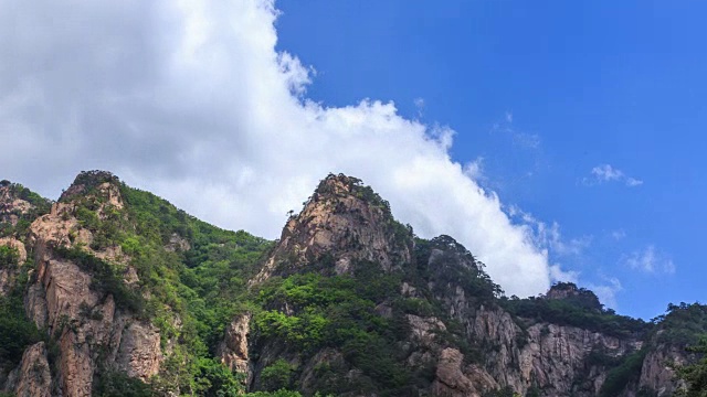 雪山山奇特的岩层和悬崖视频素材